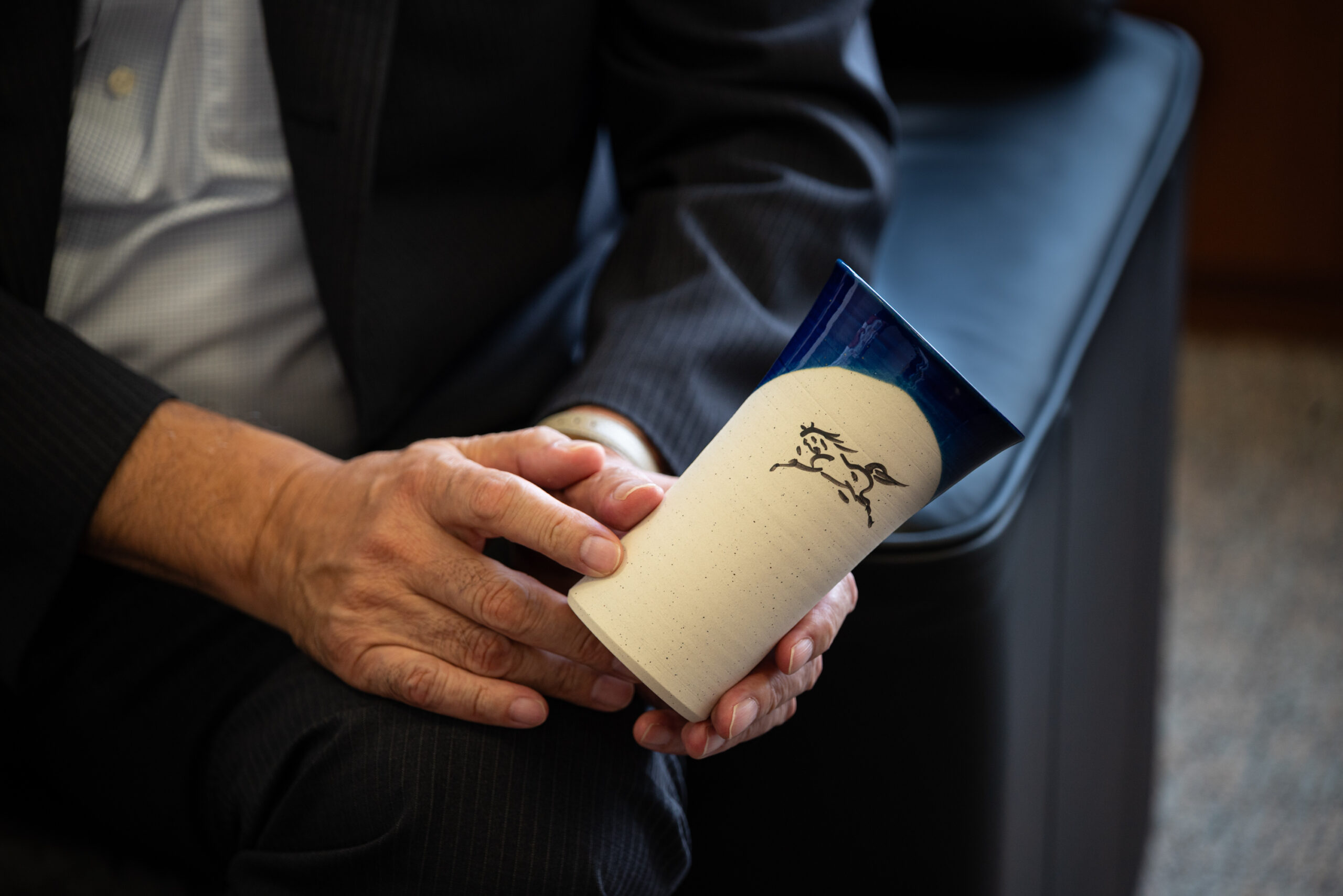 「福島天然ガス発電所」の歩みを祝う。大堀相馬焼のタンブラー